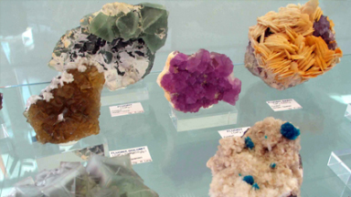 Mineralienausstellung im Museum.